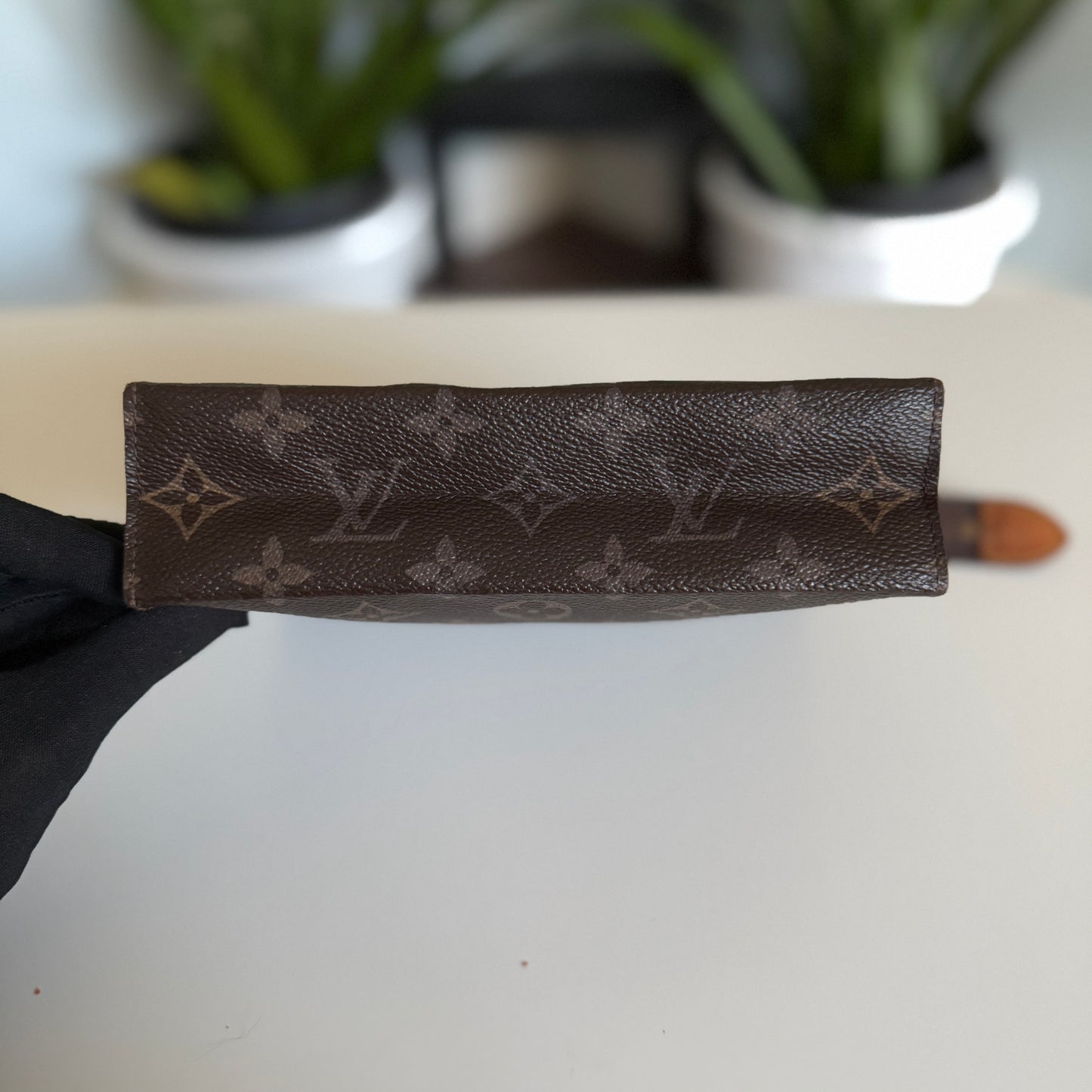Louis Vuitton Toiletry 19