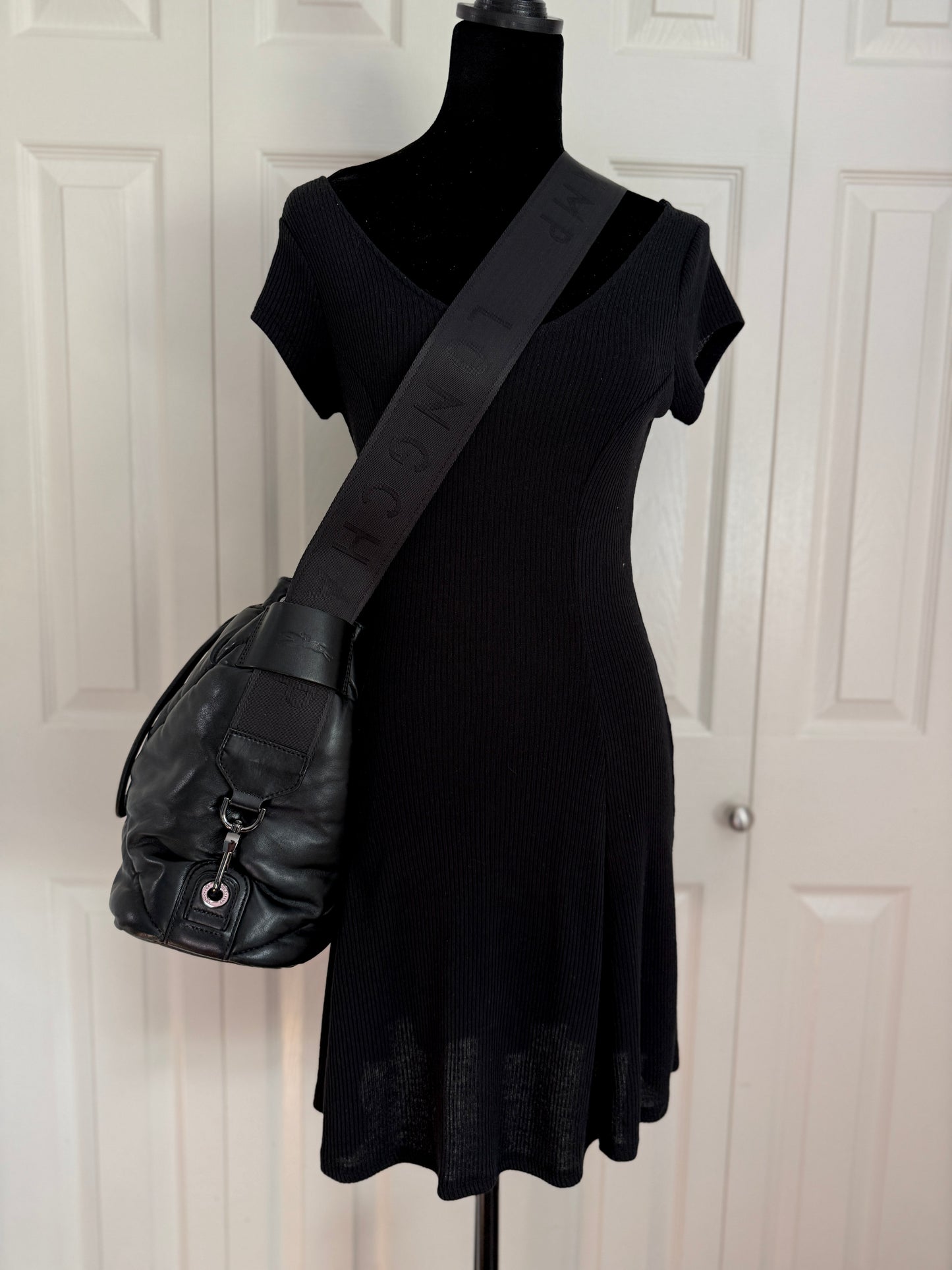 Longchamp Black Le Pliage Cuir
Doudoune 2-way backpack bucket bag