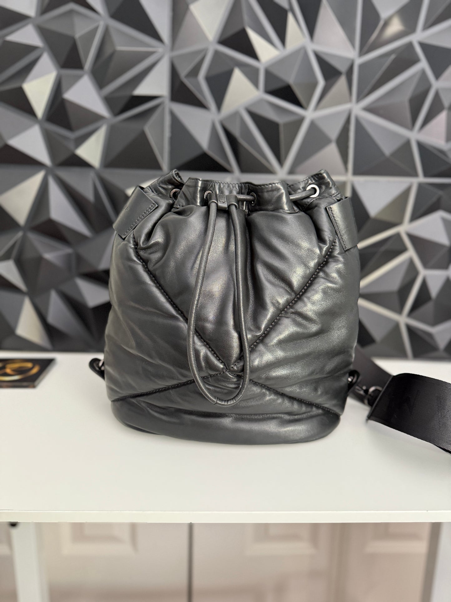 Longchamp Black Le Pliage Cuir
Doudoune 2-way backpack bucket bag