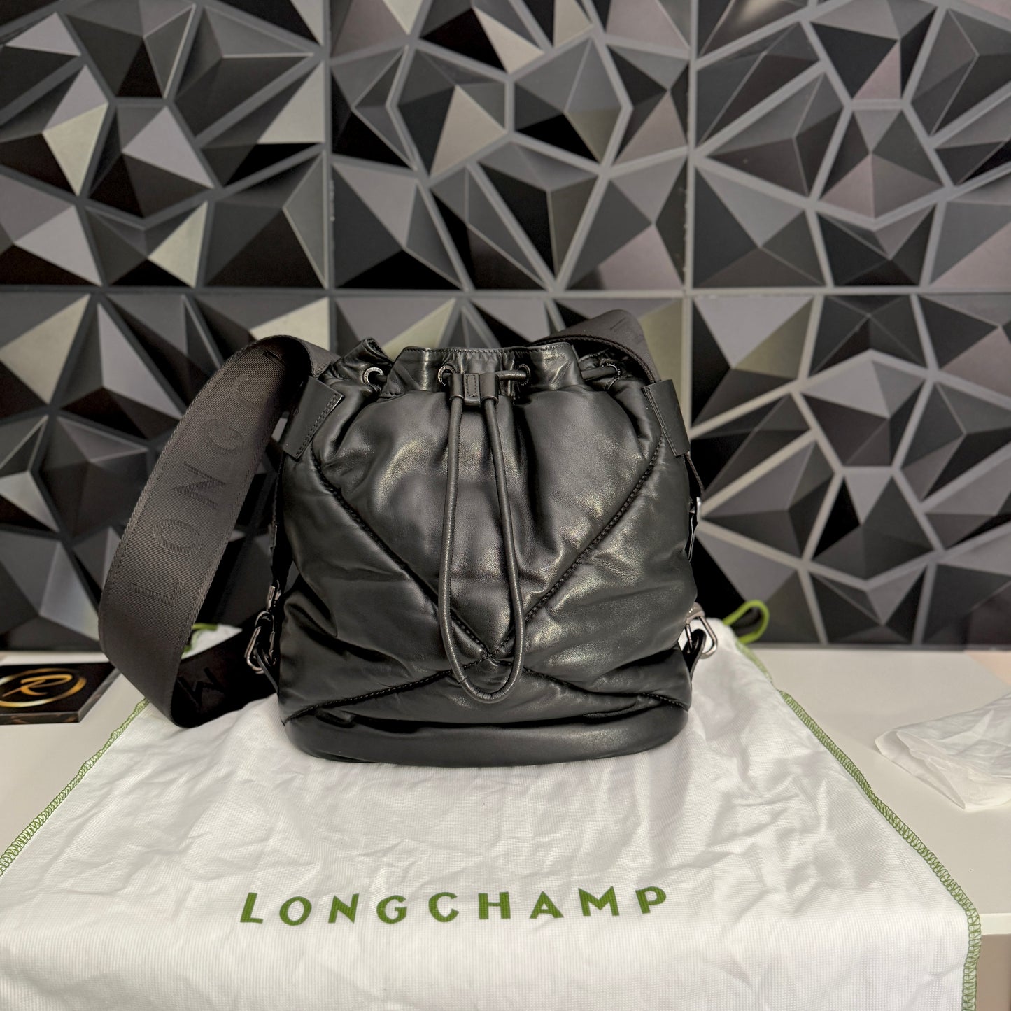 Longchamp Black Le Pliage Cuir
Doudoune 2-way backpack bucket bag