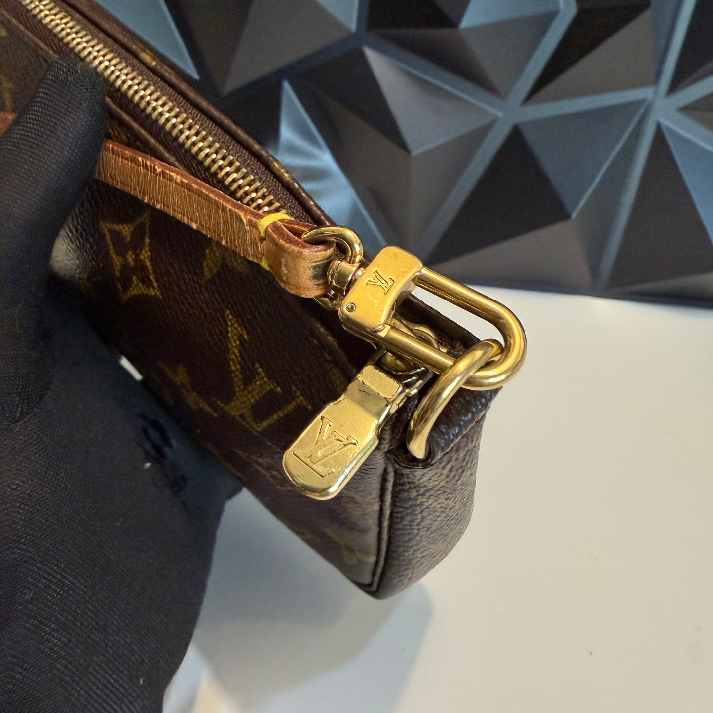 Louis Vuitton Pochette Accessoires AR0022