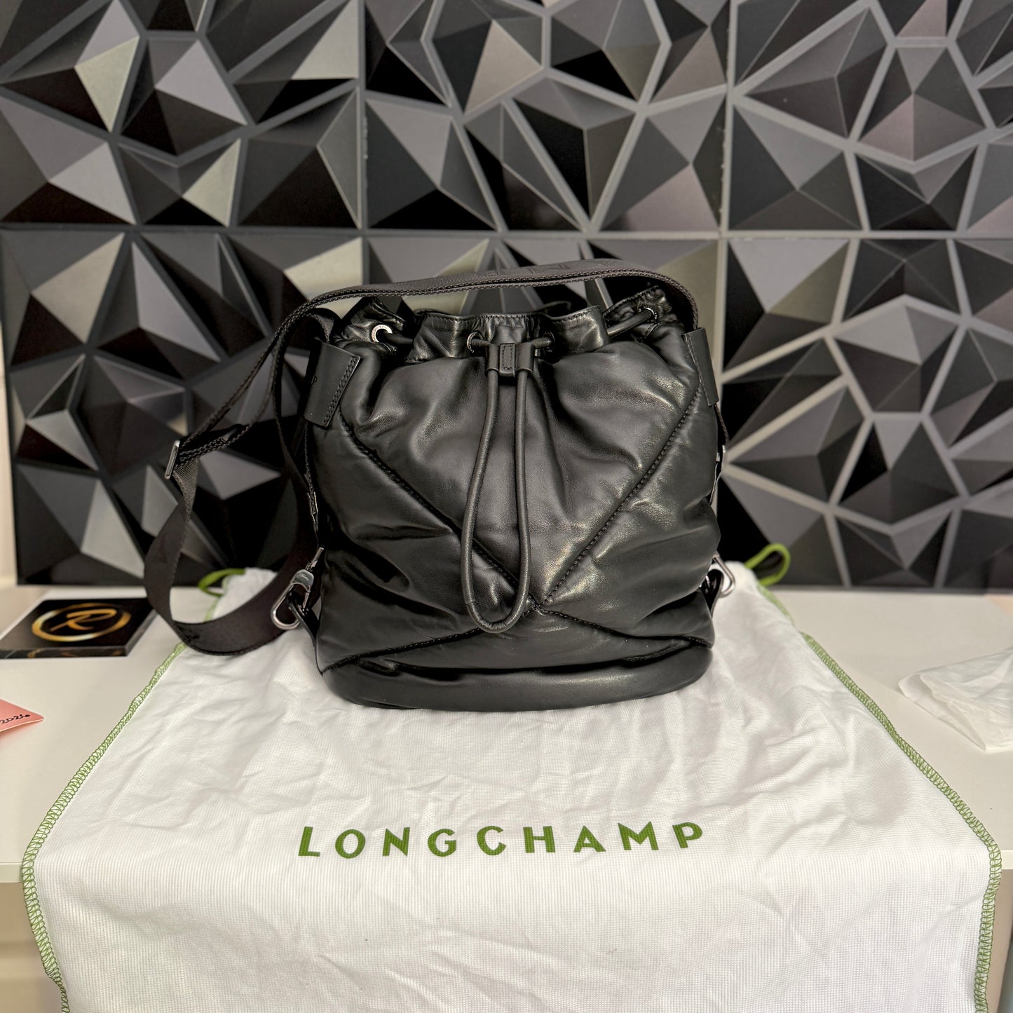 Longchamp Black Le Pliage Cuir
Doudoune 2-way backpack bucket bag