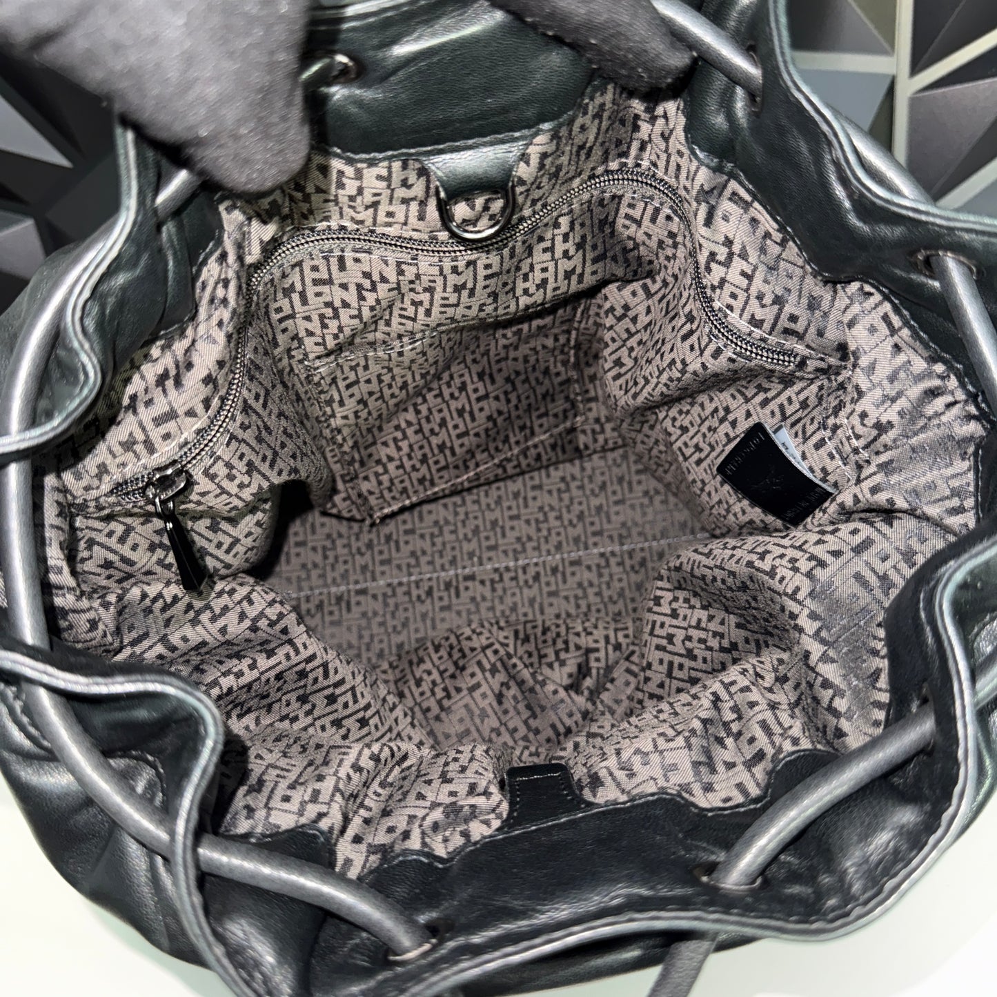 Longchamp Black Le Pliage Cuir
Doudoune 2-way backpack bucket bag