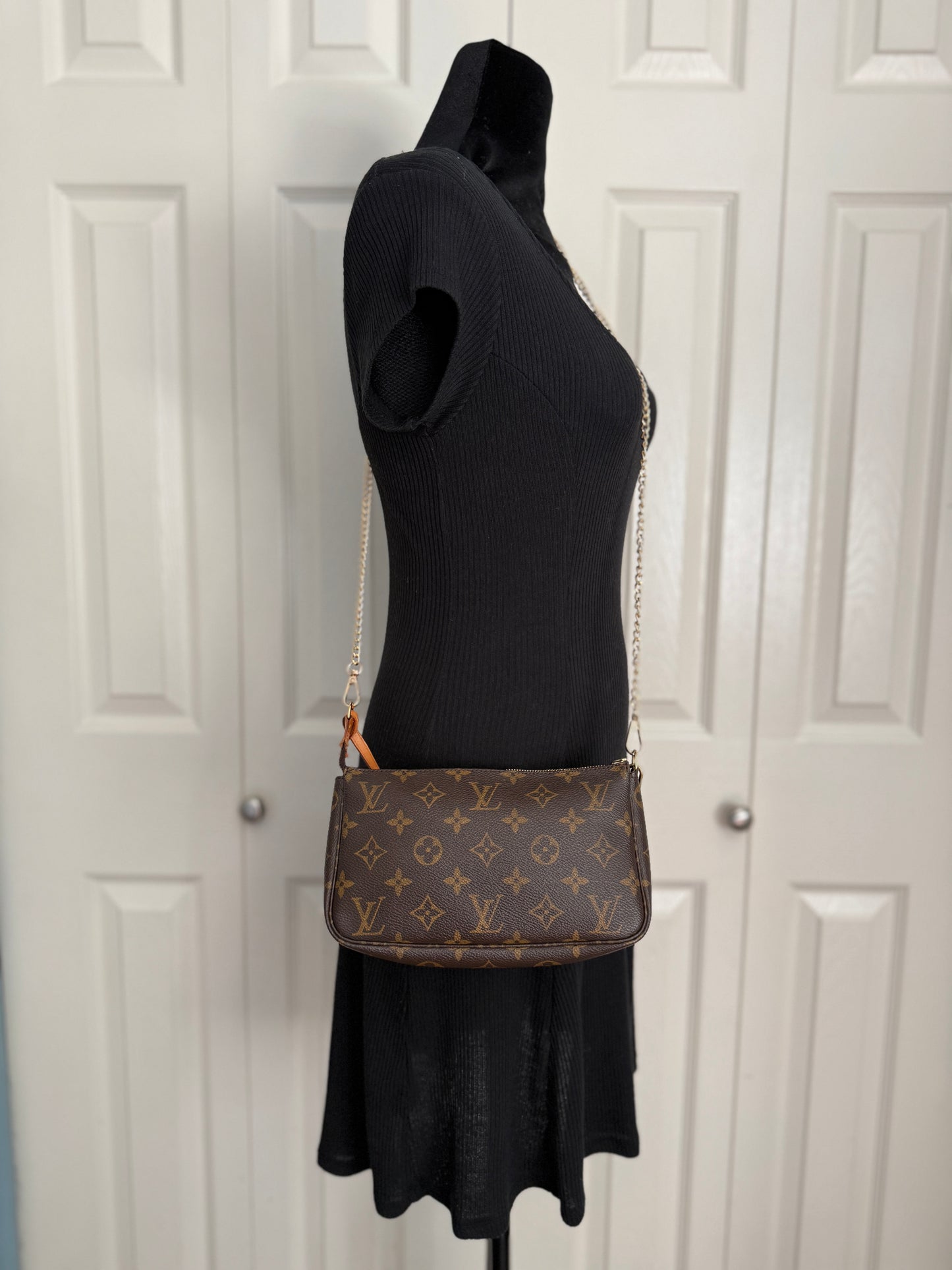 Louis Vuitton Pochette Accessories AR0020