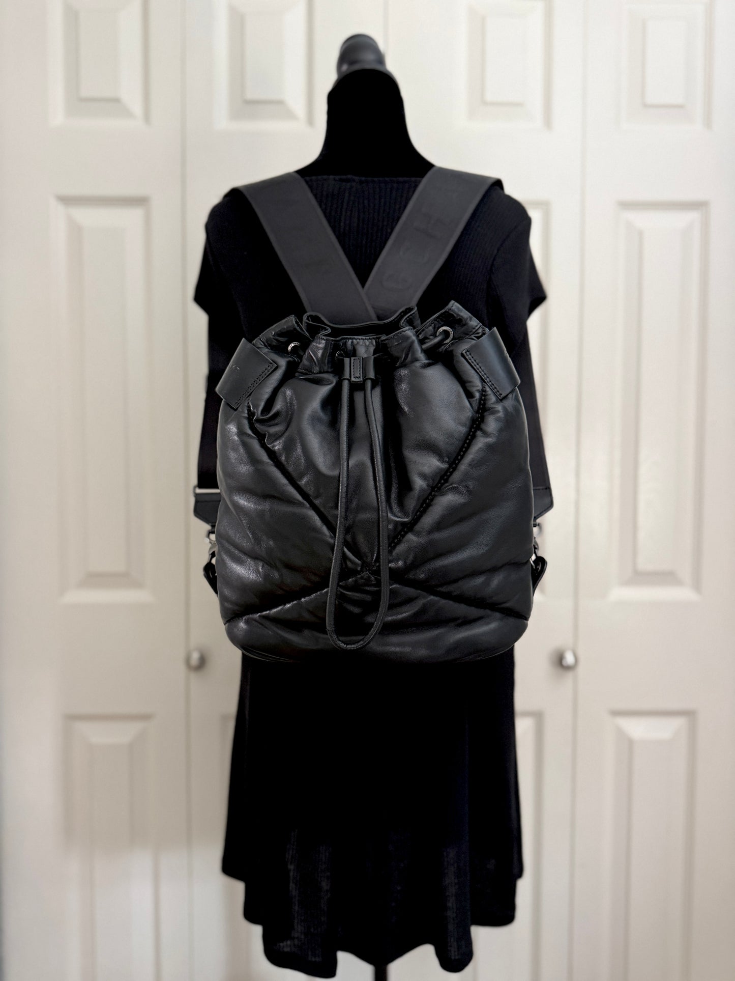 Longchamp Black Le Pliage Cuir
Doudoune 2-way backpack bucket bag