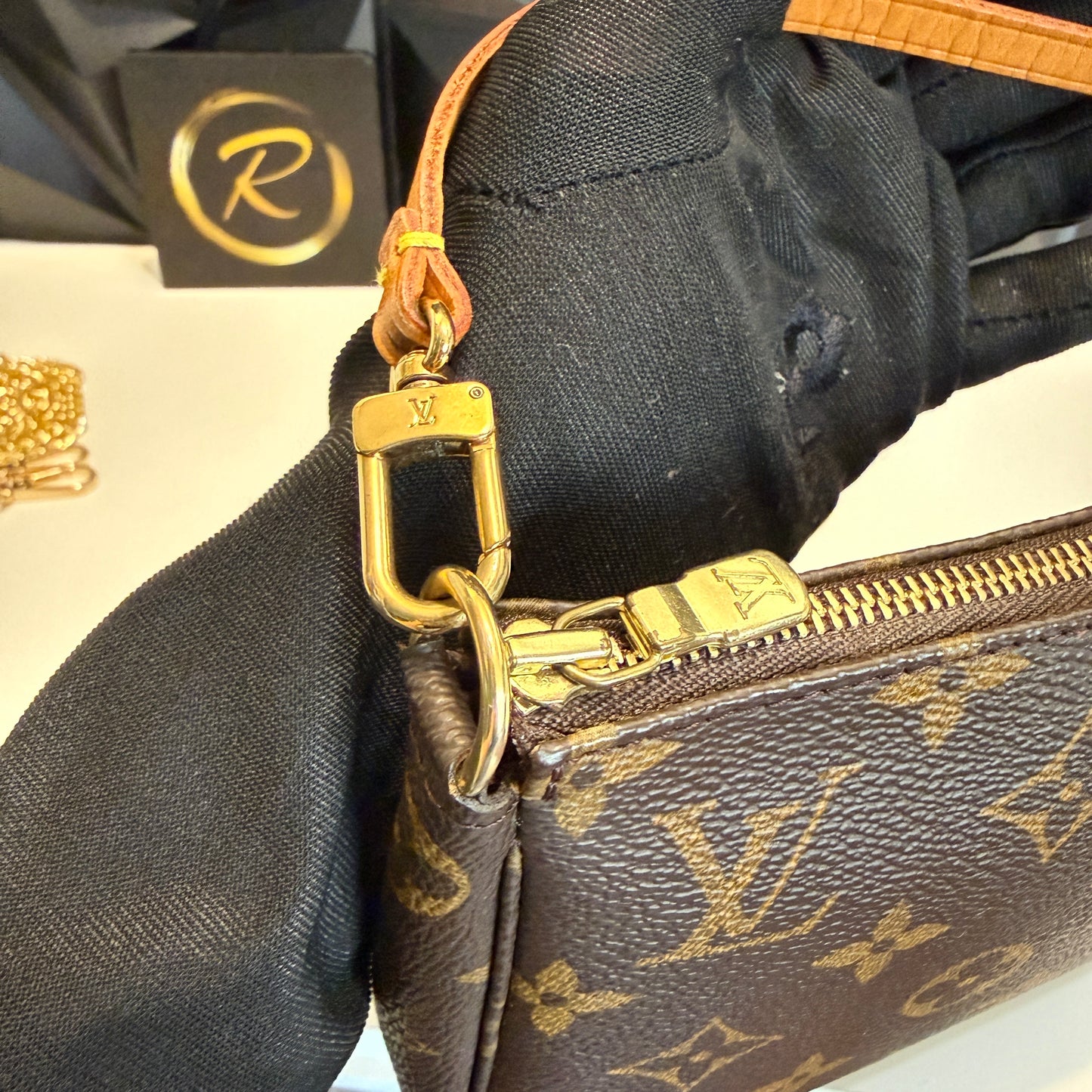 Louis Vuitton Pochette Accessories AR0020