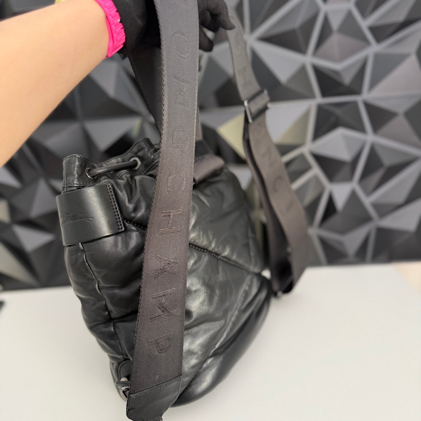 Longchamp Black Le Pliage Cuir
Doudoune 2-way backpack bucket bag