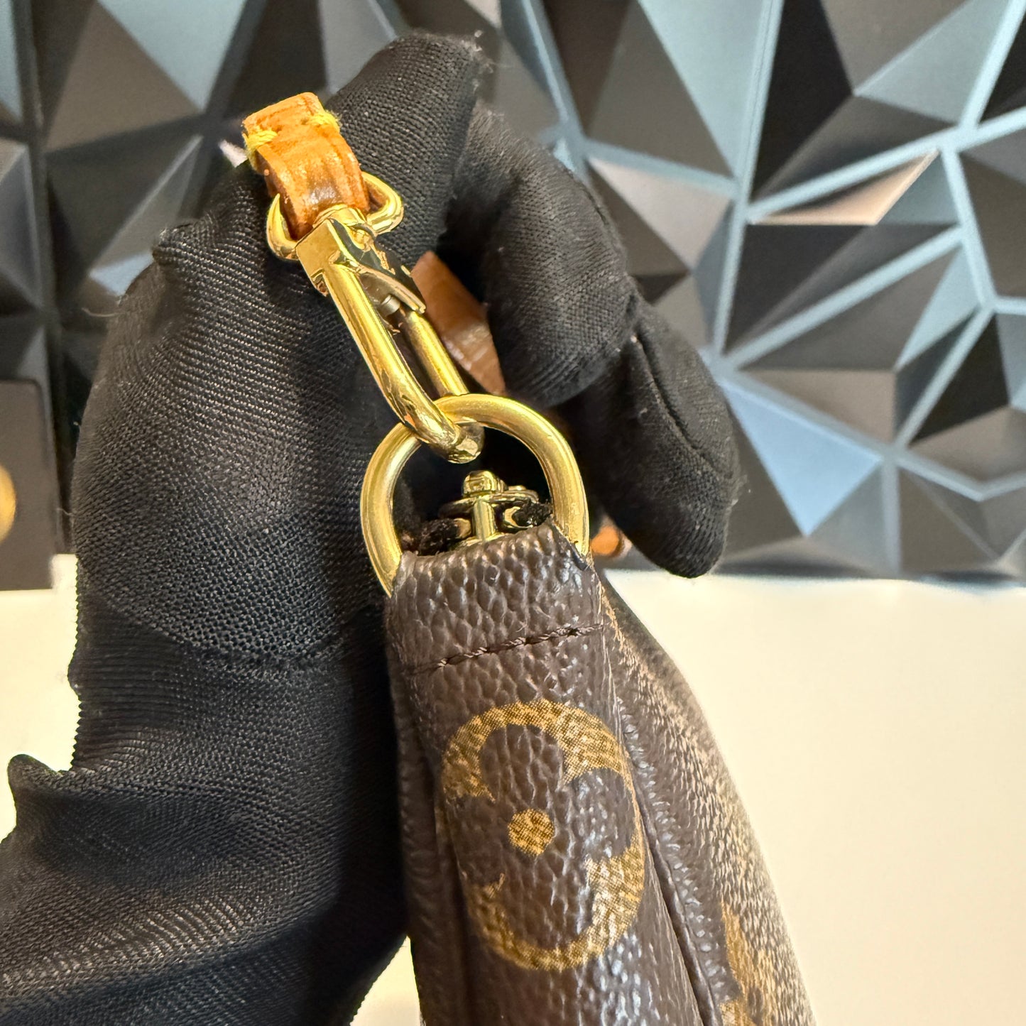 Louis Vuitton Pochette Accessories AR0020